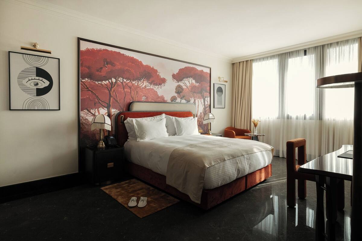 Frette Italian sheets, premium bedding, in-room safe, desk
