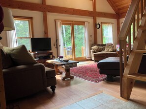 Fernseher, DVD-Player, Tischtennisplatte