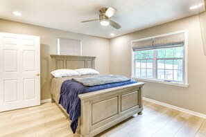 A bedroom with a bed, a ceiling fan, a window with blinds, and a door. - The Country Oasis: Near ASU, Tuskegee & Auburn (Shorter)