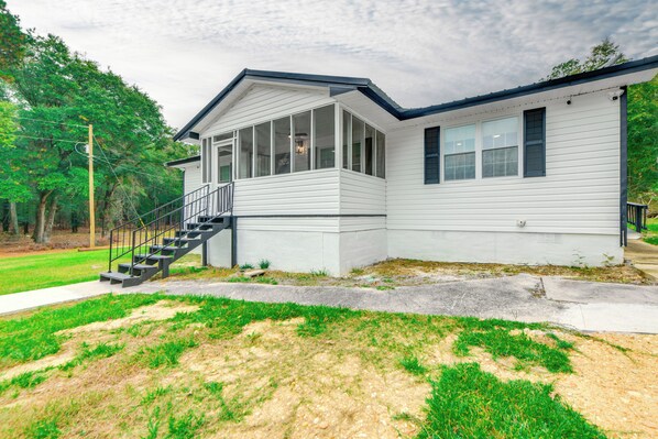 A single-story house with a covered porch and a staircase leading to the entrance. - The Country Oasis: Near ASU, Tuskegee & Auburn (Shorter)