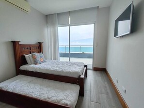 Penthouse Apartment | Hypo-allergenic bedding, individually furnished, desk, free WiFi