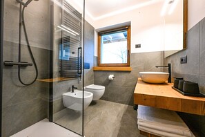 Shower, hair dryer, bidet, towels - Casera Cinque Sensi , full optional wellness apartment (Tambre)
