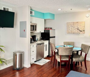 Dining - Cozy 1-Bedroom Apartment with Pool, Just 10 Minutes from Disney Magic! (Kissimmee)