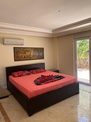 4 bedrooms, iron/ironing board, free WiFi, bed sheets