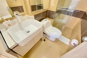 Basic Apartment | Bathroom