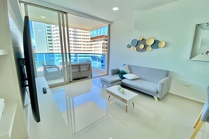 Apartament bàsic | Sala d'estar | Televisor de pantalla plana 