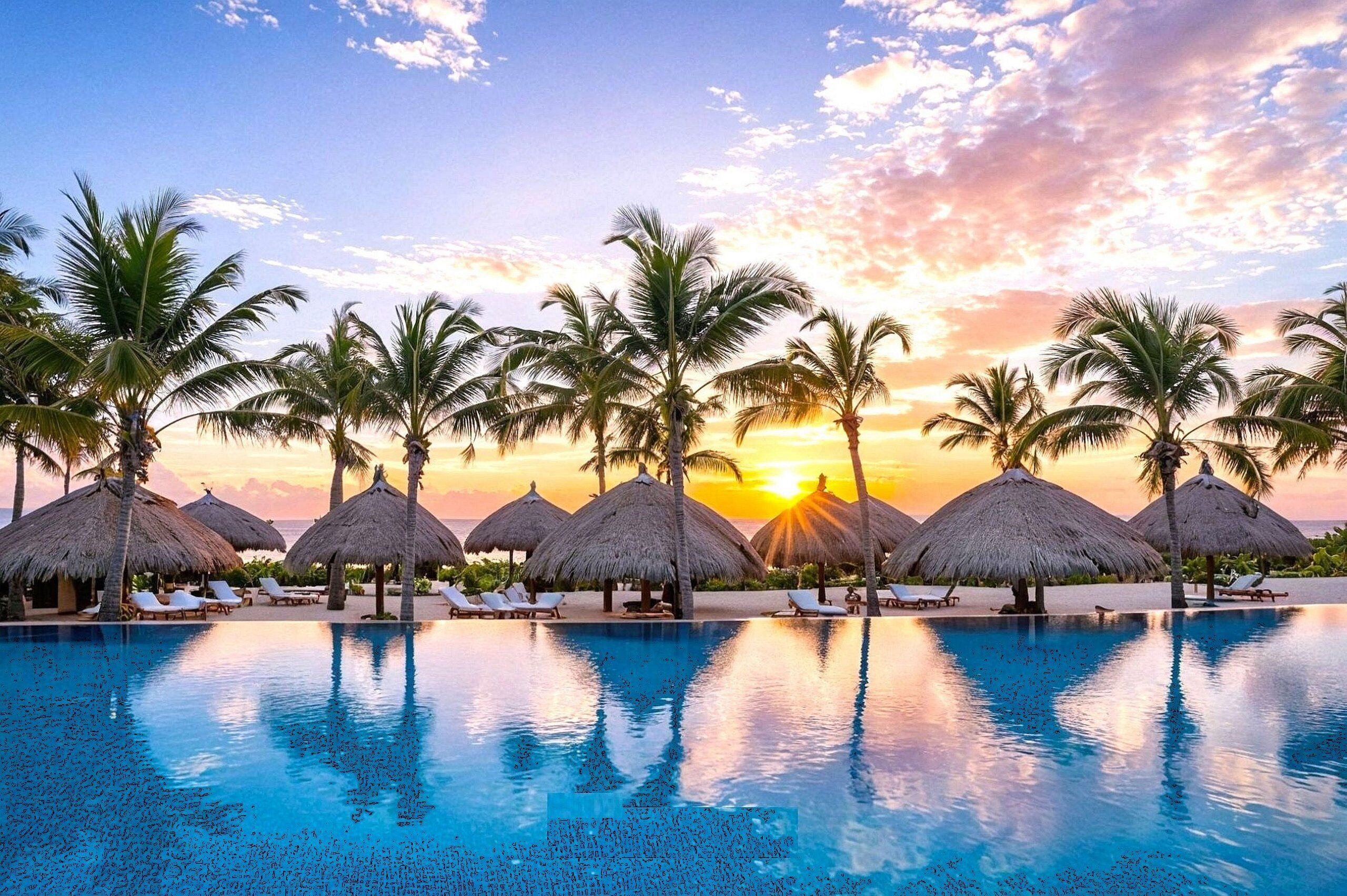 Una piscina al aire libre