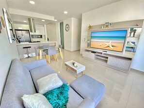 Familie appartement | Woonruimte | Een flatscreentelevisie