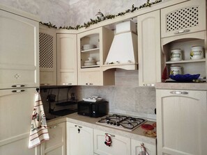 ثلاجة، ميكروويف، موقد طهي مسطح، ماكينة لصنع القهوة/الشاي