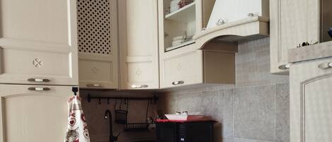 Jääkaappi, mikroaaltouuni, liesi, kahvin-/teenkeitin