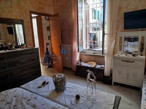 1 habitación, tabla de planchar con plancha y ropa de cama