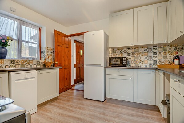 Fridge, oven, dishwasher, cookware/dishes/utensils