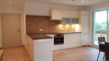 Kühlschrank, Mikrowelle, Ofen, Geschirrspüler