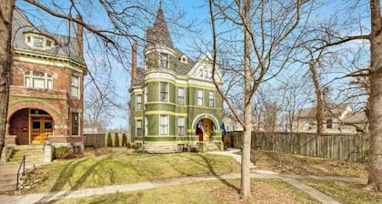 Stay in a Historic Charm in the Heart of Lexington