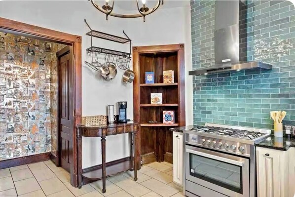 Coffee/tea maker, fridge, microwave, oven - Stay in a Historic Charm in the Heart of Lexington (Lexington)