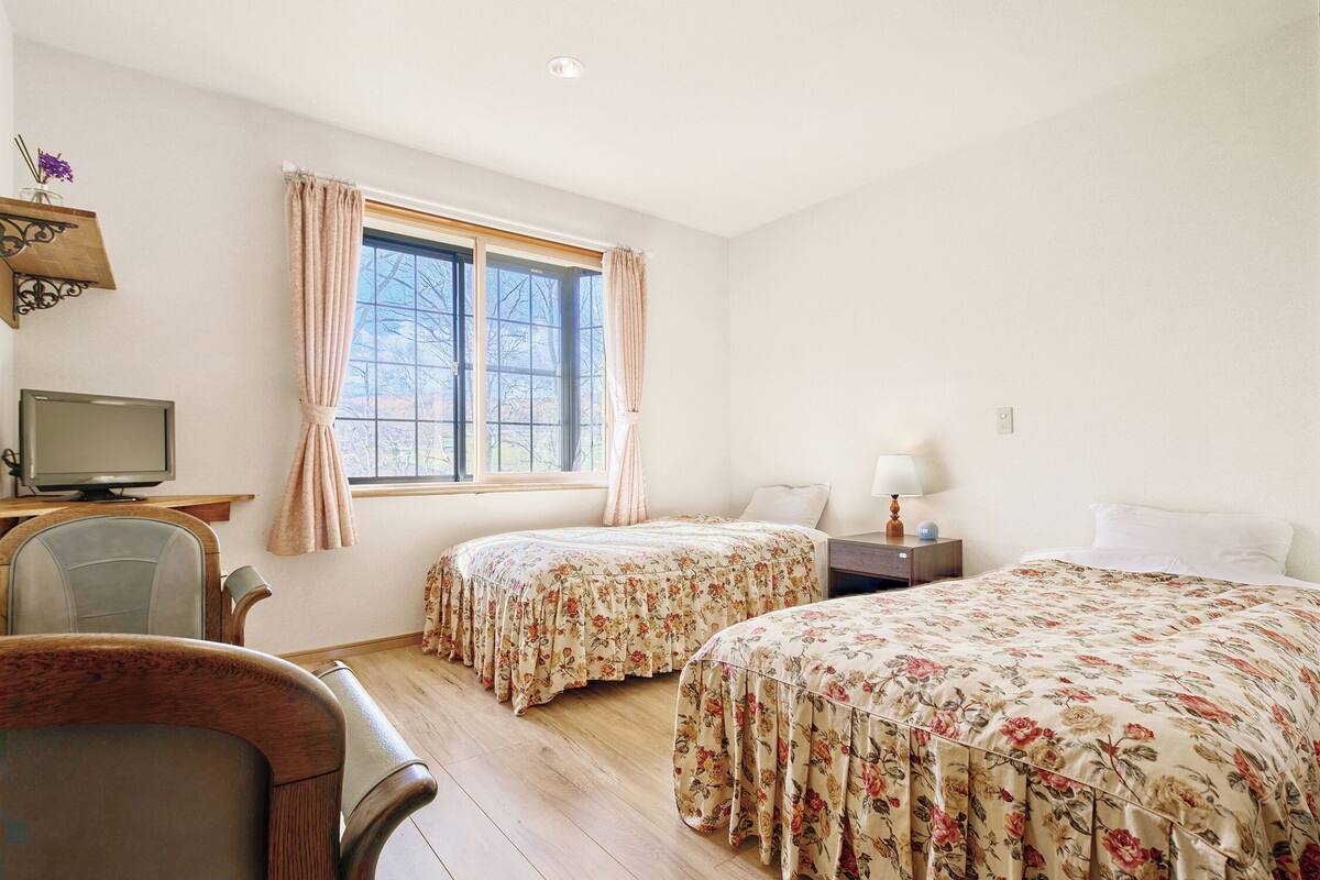 Basic Twin Room, 2 Twin Beds, Non Smoking, Private Bathroom | 7 bedrooms, free WiFi, bed sheets