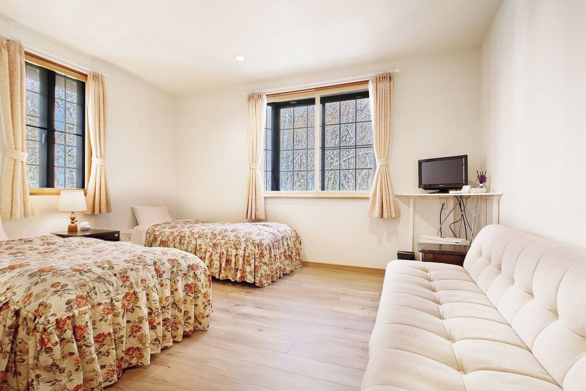 Basic Twin Room, Mountain View | 7 bedrooms, free WiFi, bed sheets
