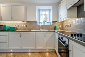 Kühlschrank, Mikrowelle, Ofen, Geschirrspüler