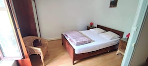 2 bedrooms, desk