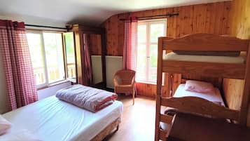 2 sovrum och skrivbord