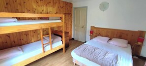 2 bedrooms, desk