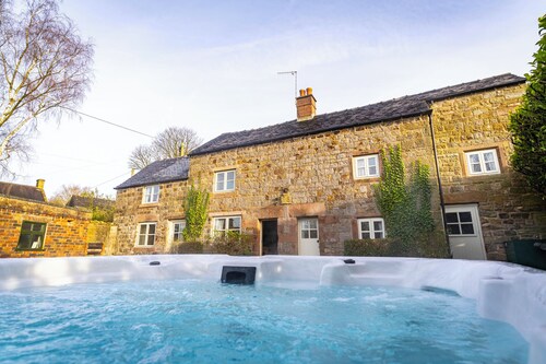 School House; cosy cottage, hot tub, Peak District