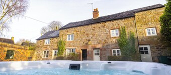 School House; cosy cottage, hot tub, Peak District