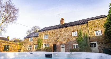 School House; cosy cottage, hot tub, Peak District
