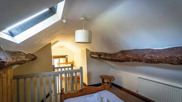 6 bedrooms, iron/ironing board, WiFi, bed sheets