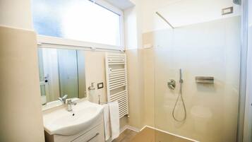 Apartment, Balkon, Stadtblick | Badezimmer