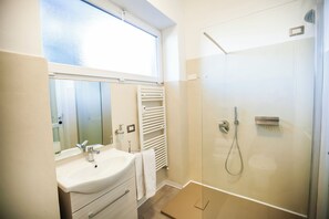 Huoneisto, parveke, kaupunkinäköala | Kylpyhuone | Suihku, ilmaiset hygieniatuotteet, hiustenkuivaaja, pyyhkeet