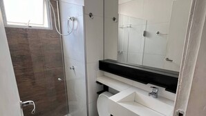 Ein modernes Badezimmer mit Dusche, Toilette und Waschtisch.