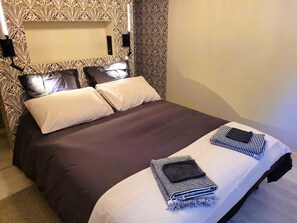 5 bedrooms, free WiFi, bed sheets