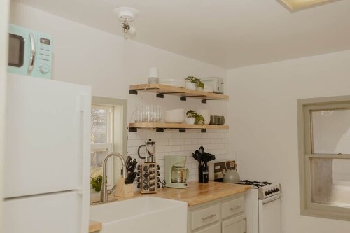 Cute Dog-Themed Stay – Steps to Cafés & Dordt