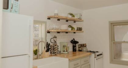 Cute Dog-Themed Stay – Steps to Cafés & Dordt