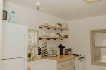 Cute Dog-Themed Stay – Steps to Cafés & Dordt