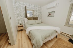 2 bedrooms, free WiFi, bed sheets - Walk to Cafe & Mall, One Mile to Dordt, Dog Theme (Sioux Center)