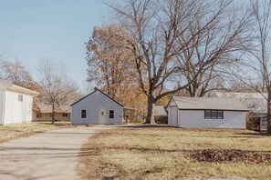 Exterior - Cute Dog-Themed Stay – Steps to Cafés & Dordt (Sioux Center)