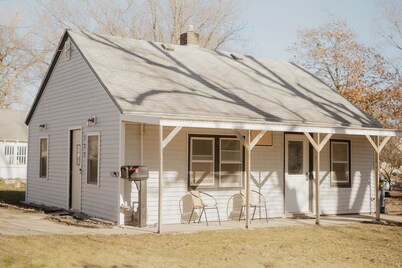 Cute Dog-Themed Stay – Steps to Cafés & Dordt