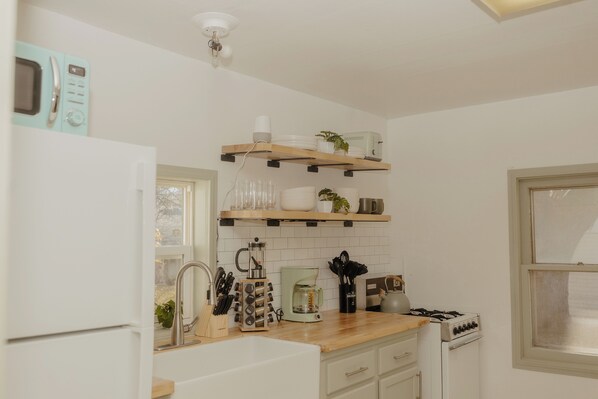 Fridge, stovetop, coffee/tea maker, cookware/dishes/utensils - Walk to Cafe & Mall, One Mile to Dordt, Dog Theme (Sioux Center)