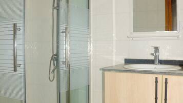 シャワー、ヘアドライヤー、タオル、石鹸