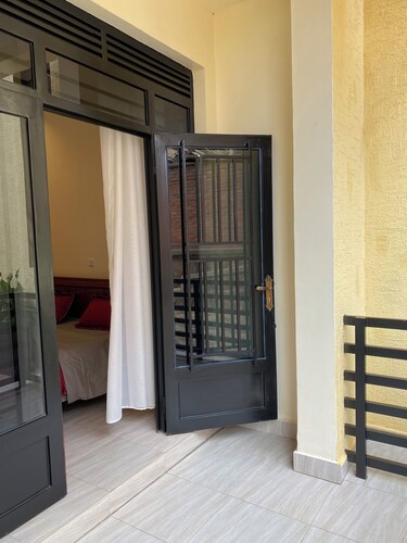 Spacious apartment w/easy access to shopping, museums, restaurants and more! 