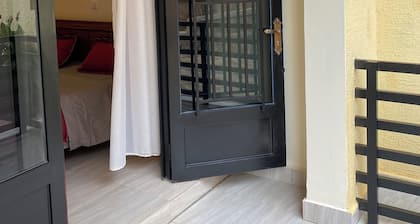 Spacious apartment w/easy access to shopping, museums, restaurants and more!