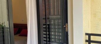 Spacious apartment w/easy access to shopping, museums, restaurants and more!