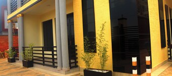 Spacious apartment w/easy access to shopping, museums, restaurants and more! 