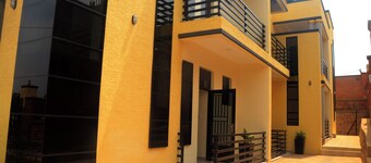 Spacious apartment w/easy access to shopping, museums, restaurants and more! 