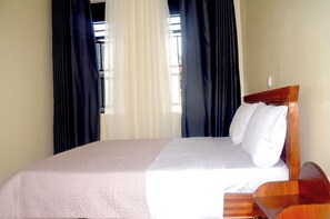 3 habitaciones, tabla de planchar con plancha, wifi y ropa de cama 