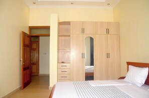 3 quartos, ferros/tábuas de passar roupa, Wi-Fi, roupa de cama