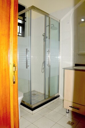 Chuveiro, secador de cabelo, toalhas de banho, sabonete