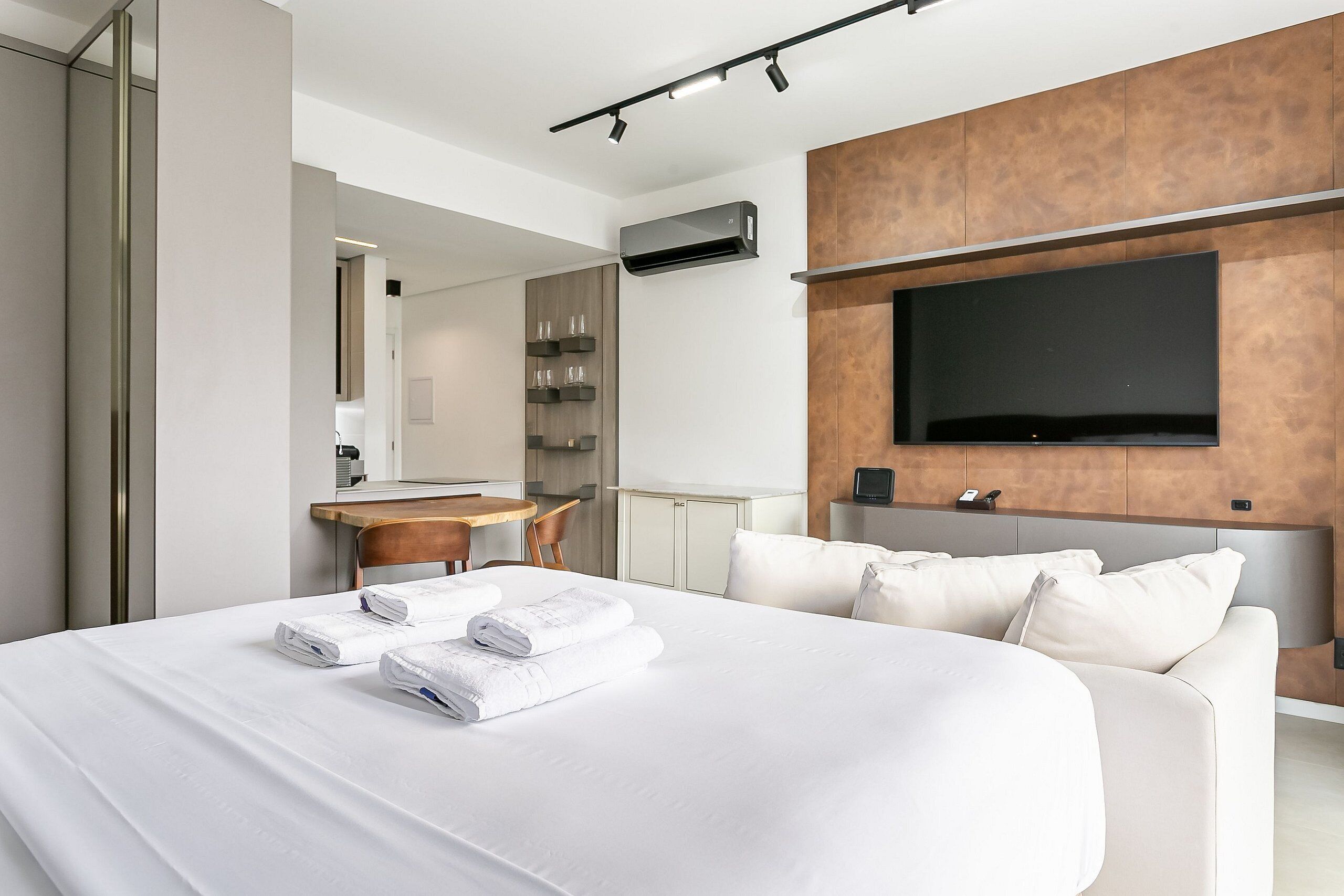 Iron/ironing board, WiFi, bed sheets